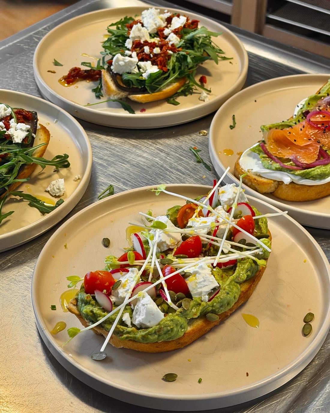 Avocado toasts et bagels du brunch
