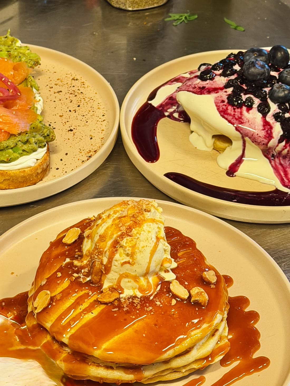 Pancakes caramel et pancakes aux myrtilles