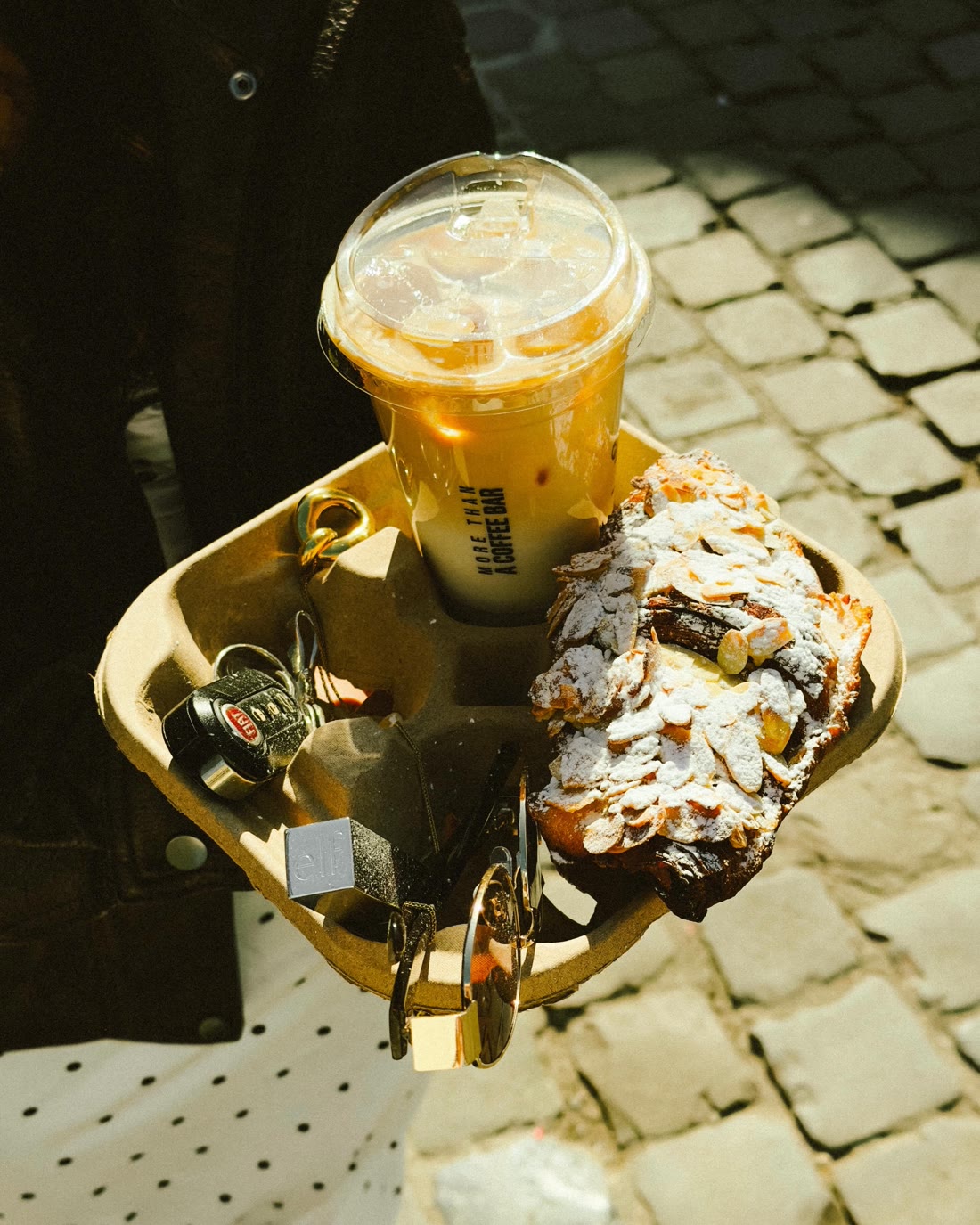 Plateau à emporter — café glacé et pâtisseries